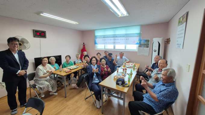  경기도교육청학생교육원이 지난 9일 지역 주민들이 참석한 가운데 학생교육원이 양평으로 이전하는 과정 및 현황을 주민들에게 공유하고 있다. /사진제공=경기도교육청 