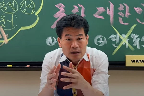 한국사 강사 전한길씨가 외신 기자에게 자신을 지켜줄 것을 약속받았다며 이재명 정부를 향한 경고를 내놨다. 사진은 유튜브 채널 '전한길뉴스'에 출연한 한국사 강사 출신 전한길씨 모습. /사진=유튜브 채널 '전한길뉴스' 캡처