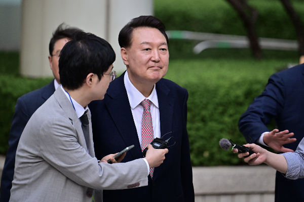 윤석열 전 대통령 측이 비화폰 기록 삭제 의혹 등 관련 경찰의 2차 소환 통보에도 불응하겠다는 의사를 밝혔다. 사진은 윤석열 전 대통령이 내란 우두머리 혐의·직권남용 권리행사방해 혐의 사건 6차 공판을 마친 후 취재진의 질문을 받으며 법원을 나서는 모습. /사진=뉴스1