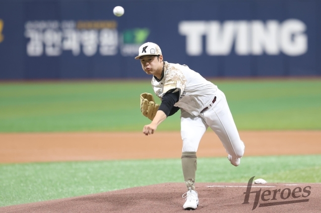 키움 신인 정현우가 역투하고 있다.(키움 히어로즈 제공)