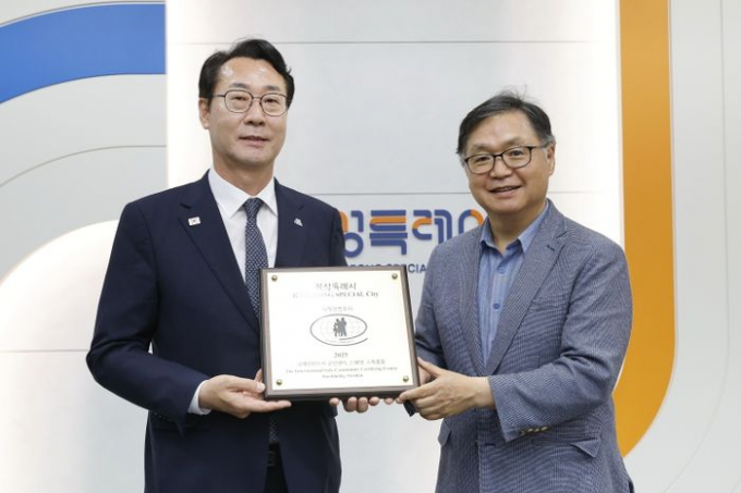 정명근 화성특례시장(왼쪽)과 조준필 제안전도시공인센터장(오른쪽)이 '국제안전도시 공인패'를 함께 들고 기념촬영을 하고 있다. /사진제공=화성시 