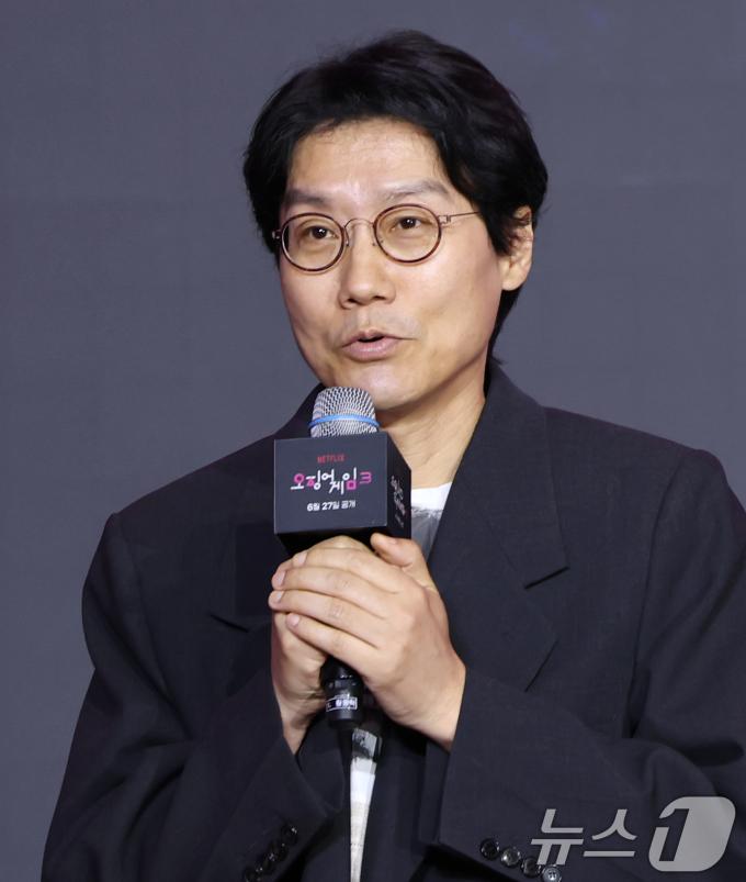 황동혁 감독이 9일 서울 용산구 서울드래곤시티에서 열린 넷플릭스 시리즈 '오징어 게임' 시즌3 제작발표회에서 인사말을 하고 있다. '오징어 게임' 시즌3은 자신만의 목적을 품고 다시 참가한 게임에서 가장 친한 친구를 잃고 만 ‘기훈’과, 정체를 숨긴 채 게임에 숨어들었던 프론트맨, 그리고 그 잔인한 게임 속에서 살아남은 참가자들의 마지막 운명을 그린 이야기?다. 2025.6.9/뉴스1 ⓒ News1 권현진 기자