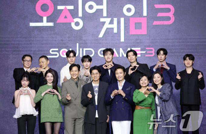 9일 서울 용산구 서울드래곤시티에서 열린 넷플릭스 시리즈 '오징어 게임' 시즌3 제작발표회에서 드라마 주역들이 포즈를 취하고 있다. '오징어 게임' 시즌3은 자신만의 목적을 품고 다시 참가한 게임에서 가장 친한 친구를 잃고 만 ‘기훈’과, 정체를 숨긴 채 게임에 숨어들었던 프론트맨, 그리고 그 잔인한 게임 속에서 살아남은 참가자들의 마지막 운명을 그린 이야기?다. 2025.6.9/뉴스1 ⓒ News1 권현진 기자