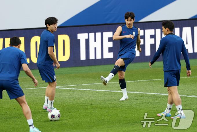 축구대표팀의 이강인과 배준호. /뉴스1 ⓒ News1 이승배 기자