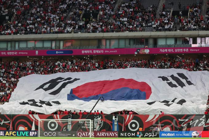 10일 오후 서울 마포구 상암동 서울월드컵경기장에서 열린 2026 국제축구연맹(FIFA) 북중미 월드컵 아시아 3차 예선 B조 10차전 대한민국과 쿠웨이트의 경기, 애국가가 울리자 관중석에 대형 태극기라 올라가고 있다. 2025.6.10/뉴스1 ⓒ News1 김도우 기자