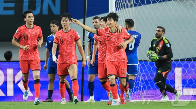 10일 오후 서울 마포구 상암동 서울월드컵경기장에서 열린 2026 국제축구연맹(FIFA) 북중미 월드컵 아시아 3차 예선 B조 10차전 대한민국과 쿠웨이트의 경기, 대한민국 전진우(23번)가 전반 선취골을 넣은 뒤 동료들과 기쁨을 나누고 있다. 2025.6.10/뉴스1 ⓒ News1 김진환 기자