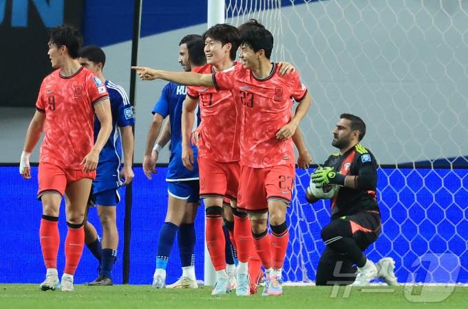 10일 오후 서울 마포구 상암동 서울월드컵경기장에서 열린 2026 국제축구연맹(FIFA) 북중미 월드컵 아시아 3차 예선 B조 10차전 대한민국과 쿠웨이트의 경기, 대한민국 전진우(23번)가 전반 상대의 자책골을 유도한 후 동료들과 기쁨을 나누고 있다. 2025.6.10/뉴스1 ⓒ News1 김진환 기자