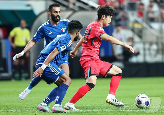 10일 오후 서울 마포구 상암동 서울월드컵경기장에서 열린 2026 국제축구연맹(FIFA) 북중미 월드컵 아시아 3차 예선 B조 10차전 대한민국과 쿠웨이트의 경기, 대한민국 이강인이 공격을 시도하고 있다. 2025.6.10/뉴스1 ⓒ News1 김도우 기자
