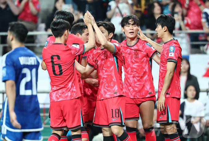 10일 오후 서울 마포구 상암동 서울월드컵경기장에서 열린 2026 국제축구연맹(FIFA) 북중미 월드컵 아시아 3차 예선 B조 10차전 대한민국과 쿠웨이트의 경기, 대한민국 오현규가 골을 넣고 기뻐하고 있다. 2025.6.10/뉴스1 ⓒ News1 김도우 기자