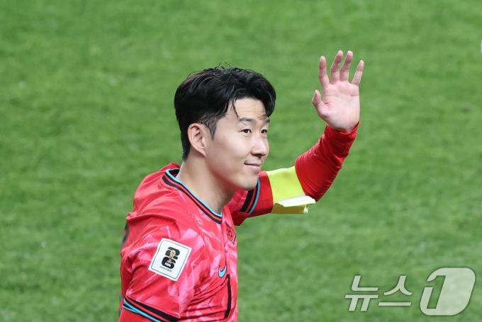 10일 오후 서울 마포구 상암동 서울월드컵경기장에서 열린 2026 국제축구연맹(FIFA) 북중미 월드컵 아시아 3차 예선 B조 10차전 대한민국과 쿠웨이트의 경기, 대한민국 손흥민이 4대0 승리 후 관중들에게 손을 들어 인사하고 있다. 2025.6.10/뉴스1 ⓒ News1 이승배 기자