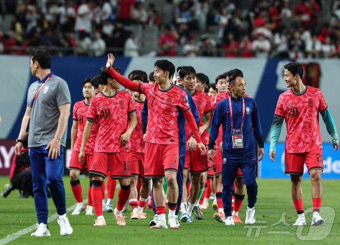 대한민국 선수들이 10일 오후 서울 마포구 상암동 서울월드컵경기장에서 열린 2026 국제축구연맹(FIFA) 북중미 월드컵 아시아 3차 예선 B조 10차전 대한민국과 쿠웨이트의 경기 4대0 승리 후 관중에게 인사하고 있다. 2025.6.10/뉴스1 ⓒ News1 김도우 기자