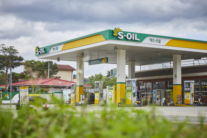 S-OIL이 2025년 상반기 신입사원 공개채용 절차를 중단키로 했다. 사진은 S-OIL 충북 대바위주유소 전경. /사진=S-OIL