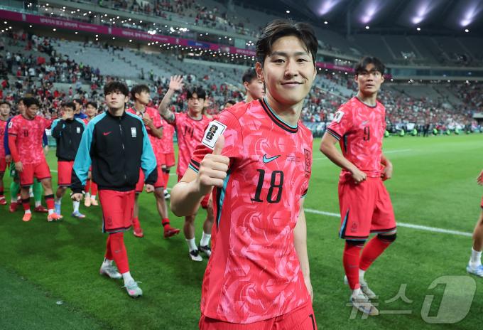 대한민국 축구 국가대표팀 이강인이 10일 서울월드컵경기장에서 쿠웨이트와의 2026 북중미 월드컵 아시아 3차 예선 최종전에서 승리한 뒤 열린 11회 연속 월드컵 본석 진출 축하 행사에서 카메라를 보며 미소를 짓고 있다.2025.6.10/뉴스1 ⓒ News1 김진환 기자