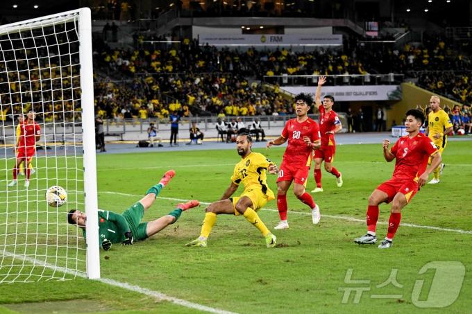 김상식 감독이 이끄는 베트남이 10일 열린 2027 AFC 아시안컵 최종예선 F조 2차전에서 말레이시아에 0-4로 대패했다. ⓒ AFP=뉴스1