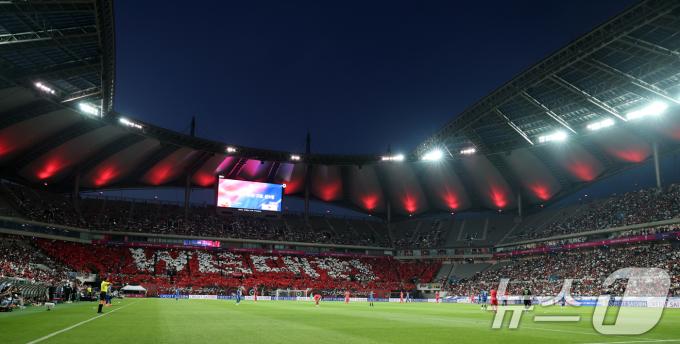 10일 오후 서울 마포구 상암동 서울월드컵경기장에서 열린 2026 국제축구연맹(FIFA) 북중미 월드컵 아시아 3차 예선 B조 10차전 대한민국과 쿠웨이트의 경기, 관중석에서 'WE대한' 카드섹션 응원이 펼쳐지고 있다. 2025.6.10/뉴스1 ⓒ News1 이승배 기자