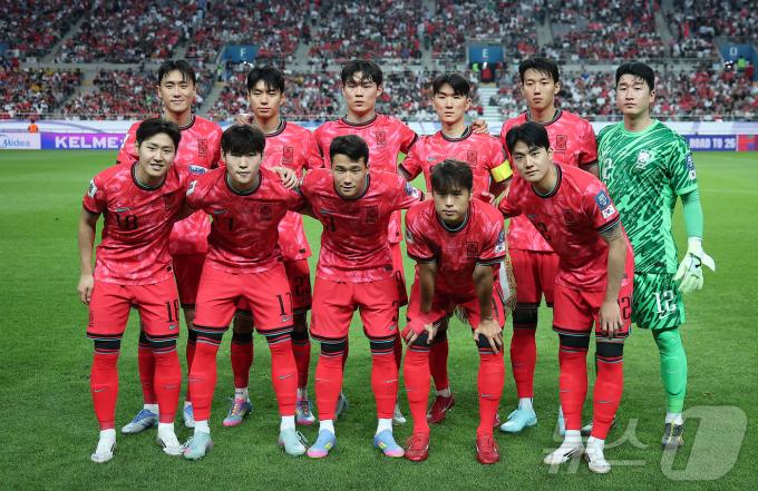 10일 오후 서울 마포구 상암동 서울월드컵경기장에서 열린 2026 국제축구연맹(FIFA) 북중미 월드컵 아시아 3차 예선 B조 10차전 대한민국과 쿠웨이트의 경기, 대한민국 선발 출전 선수들이 기념 촬영을 하고 있다. 2025.6.10/뉴스1 ⓒ News1 김진환 기자