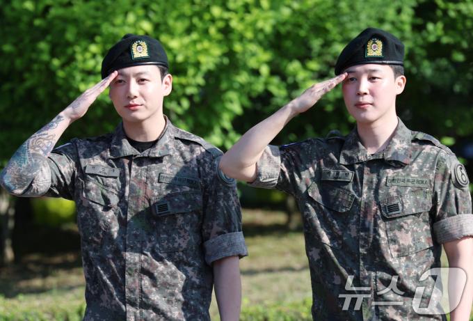 방탄소년단(BTS)의 정국과 지민(오른쪽)이 11일 오전 경기도 연천군 연천공설운동장에서 군 복무를 마친 뒤 군복무를 마친 뒤 전역 인사를 전하고 있다. 두 사람은 지난 2023년 12월 입대해 경기도 연천에 위치한 육군 제5보병사단에서 약 1년 7개월간 병역의 의무를 성실히 수행했다. 2025.6.11/뉴스1 ⓒ News1 권현진 기자