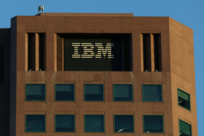 소프트웨어·네트워크 인프라 기업인 IBM이 오류 없이 작동할 수 있는 세계 최초의 대형 양자 컴퓨터인 ‘스탈링’ 개발 계획 발표 후 주가가 사상 최고가를 기록했다. 사진은 IBM 로고. /사진=로이터