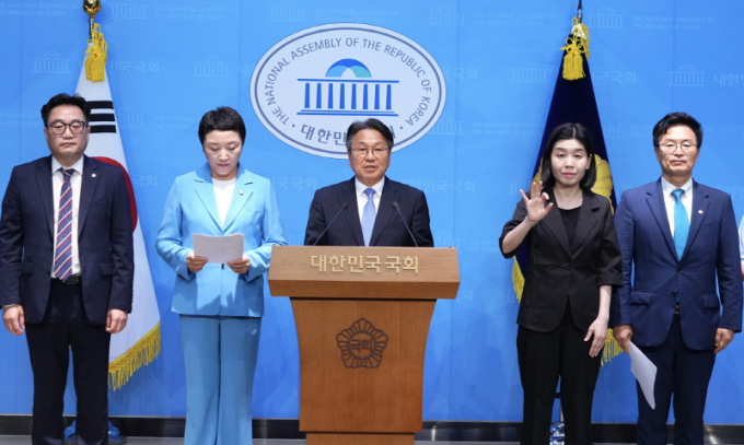 강기정 광주광역시장이 10일 서울 여의도 국회 소통관에서 정진욱·전진숙 국회의원 등과 기자회견을 열고 공공배달앱 활성화를 위한 지자체 국비 지원 등을 촉구했다./사진=광주시