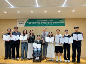 유용재 삼표그룹 정인욱학술장학재단 사무국장(왼쪽 여섯번째)과 신정원 초록우산 사회공헌협력본부장(왼쪽 네번째)이 지난 9일 서울 중구 초록우산 그린아고라에서 열린 자립준비청년 예체능 인재양성 지원사업 장학증서 수여식에서 장학생들과 기념촬영을 하고 있다. /사진=삼표그룹