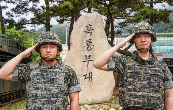 해병대 제6여단 장병 2명이 국가유공자의 식사비용을 대신 지불한 사실이 뒤늦게 알려졌다. 사진은 해병대 제6여단 소속 권율 병장(왼쪽)과 이찬형 일병 모습. /사진=해병대 제6여단 제공