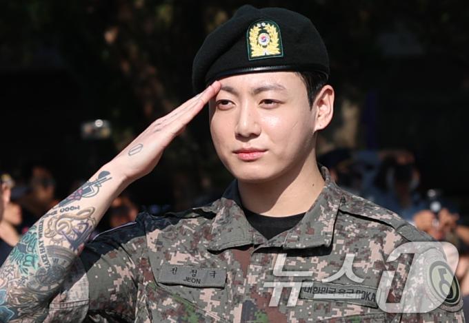 방탄소년단(BTS)의 정국이 11일 오전 경기도 연천군 연천공설운동장에서  군복무를 마친 뒤 전역 인사를 하고 있다. ⓒ News1 권현진 기자