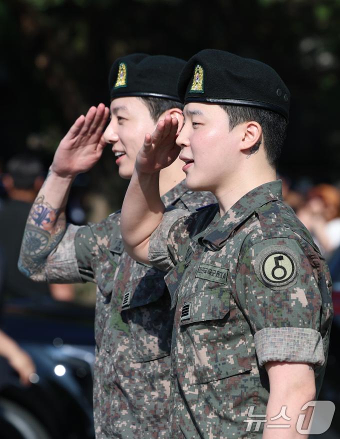 방탄소년단(BTS)의 정국 지민(오른쪽)이 11일 오전 경기도 연천군 연천공설운동장에서 군 복무를 마친 뒤 전역 인사를 하고 있다. ⓒ News1 권현진 기자