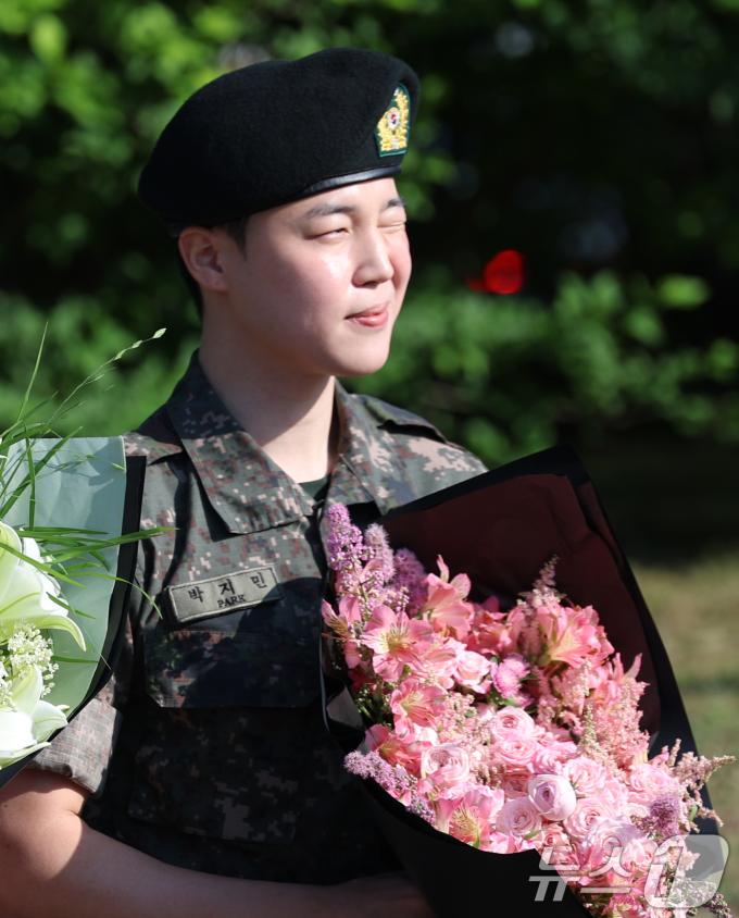 방탄소년단(BTS)의 지민이 11일 오전 경기도 연천군 연천공설운동장에서 군복무를 마친 뒤 전역 인사를 하고 있다. ⓒ News1 권현진 기자