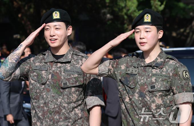 방탄소년단(BTS)의 정국 지민(오른쪽)이 11일 오전 경기도 연천군 연천공설운동장에서 군 복무를 마친 뒤 군복무를 마친 뒤 전역 인사를 하고 있다. ⓒ News1 권현진 기자