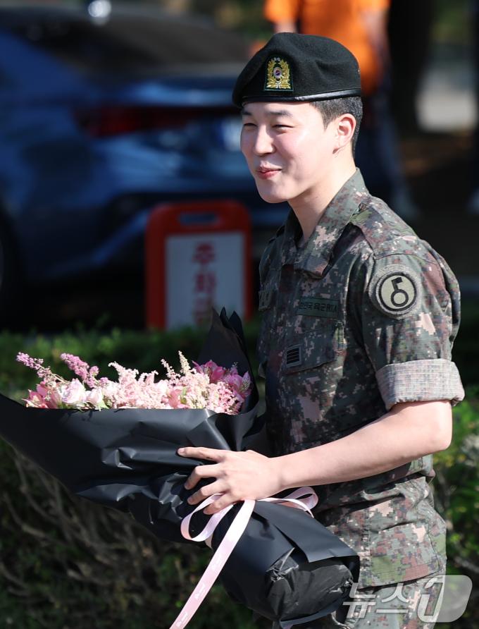 방탄소년단(BTS)의 지민이 11일 오전 경기도 연천군 연천공설운동장에서 군 복무를 마친 뒤 전역 인사를 하고 있다. ⓒ News1 권현진 기자