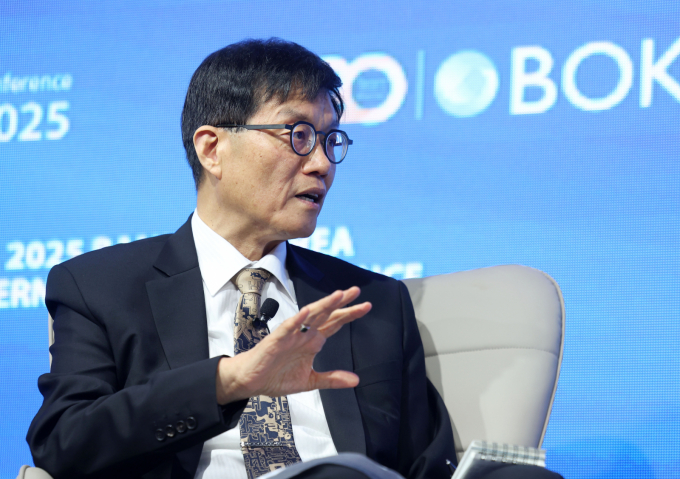 이창용 한국은행 총재가 2일 서울 중구 한국은행에서 열린 2025년 BOK 국제컨퍼런스에서 크리스토퍼 월러 미국 연방준비제도 이사와 미국 경제 전망과 다양한 통화정책 이슈에 대해 대담하고 있다. /사진=뉴시