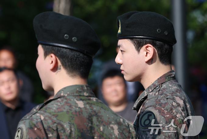 [뉴스1 ★]BTS 지민·정국, 수줍음 타는 글로벌 톱★…아미 품으로 전역 신고