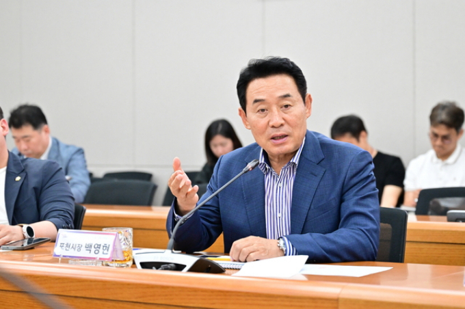 백영현 포천시장이 9일 열린 ‘한탄강 미디어 아트파크’ 콘텐츠 개발 및 제작사업 기본설계 보고회에서 발언하고 있다. /사진제공=포천시  
