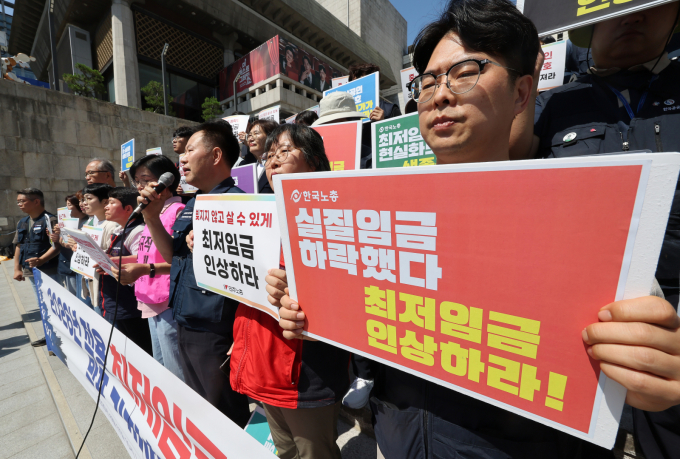 노동계가 내년 최저임금으로 시급 1만1500원을 보장할 것을 요구했다. 사진은 11일 오전 서울 종로구 세종문화회관 계단에서 모두를 위한 최저임금 운동본부 회원들이 '2026년 적용 최저임금요구안 시급 1만1500원 발표' 기자회견을 하는 모습. /사진=뉴스1