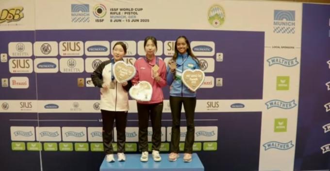 2025 뮌헨월드컵 10m 공기소총에서 은메달을 획득한 권은지(왼쪽).(대한사격연맹 제공)