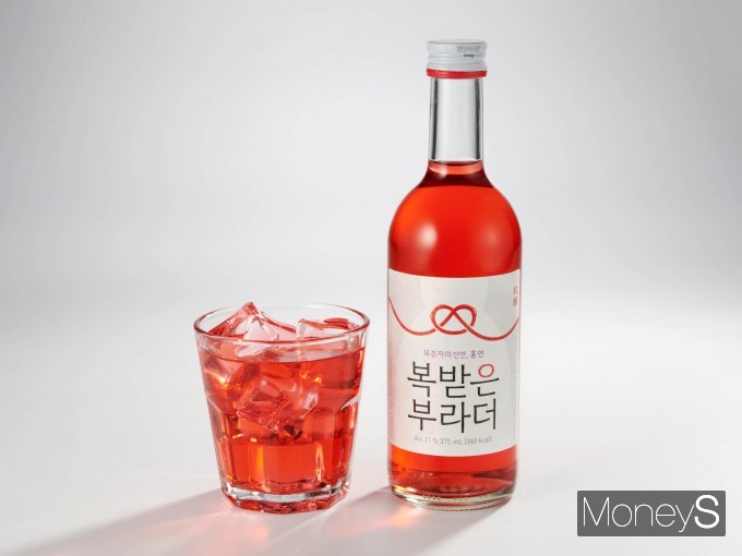 보해양조가 11일 출시한 '복받은부라더 홍연'/사진=보해양조 제공.