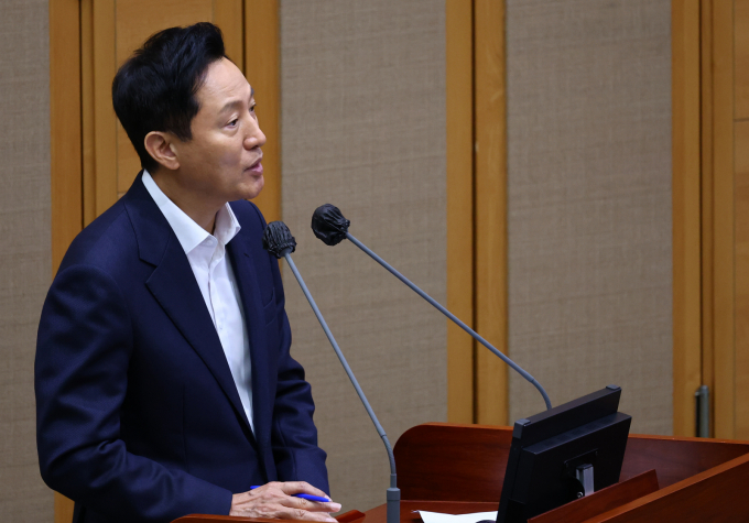 오세훈 서울시장이 최근 집값이 크게 오른 성동·마포구에 대해 비상 시 토지거래허가구역 지정을 검토하겠다고 밝혔다. 사진은 제331회 정례회 제2차 본회의에서 김동욱 의원의 질의에 답하는 오세훈 서울시장. /사진=뉴시스