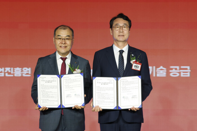 10일 수원과학대학교 신텍스에서 정명근 화성특례시장(오른쪽)과 홍원화 한국연구재단 이사장(왼쪽)이 '대학-화성시 기업 기술경쟁력 강화를 위한 업무협약'을 체결하고 기념 촬을 하고 있다. /사진제공=화성특례시