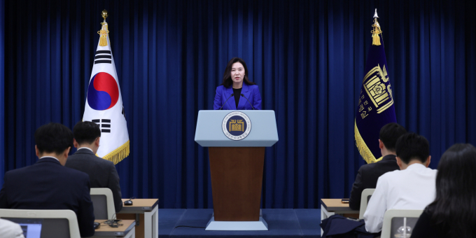 이재명 대통령이 한국거래소 시장감시위원회를 찾아 자본시장 활성화를 위한 개선책을 적극 추진하겠다는 뜻을 밝혔다.사진은 강유정 대통령실 대변인이 11일 서울 용산구 대통령실 청사에서 이재명 대통령 한국거래소 시장감시위원회 방문 관련 브리핑을 하고 있는 모습. /사진=뉴스1