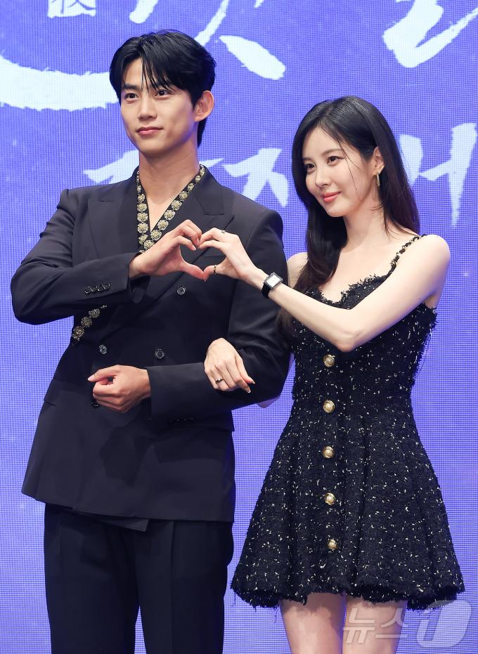 배우 옥택연과 서현이 11일 오후 서울 구로구 신도림동 더 세인트 그랜드볼룸에서 열린 KBS 2TV 새 수목드라마 '남주의 첫날밤을 가져버렸다' 제작발표회에 참석해 포즈를 취하고 있다. ‘남주의 첫날밤을 가져가버렸다’는 평범한 여대생의 영혼이 깃든 로맨스 소설 속 병풍 단역이 소설 최강 집착남주와 하룻밤을 보내며 펼쳐지는 로맨스 판타지극이다. 2025.6.11/뉴스1 ⓒ News1 김진환 기자
