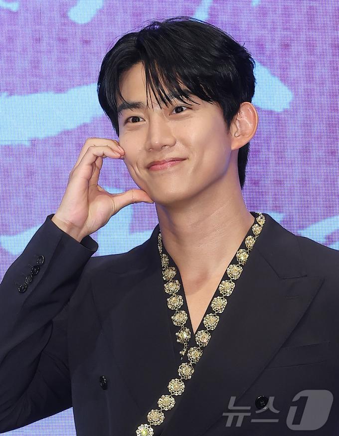 배우 옥택연이 11일 오후 서울 구로구 신도림동 더 세인트 그랜드볼룸에서 열린 KBS 2TV 새 수목드라마 '남주의 첫날밤을 가져버렸다' 제작발표회에 참석해 포즈를 취하고 있다. ‘남주의 첫날밤을 가져가버렸다’는 평범한 여대생의 영혼이 깃든 로맨스 소설 속 병풍 단역이 소설 최강 집착남주와 하룻밤을 보내며 펼쳐지는 로맨스 판타지극이다. 2025.6.11/뉴스1 ⓒ News1 김진환 기자