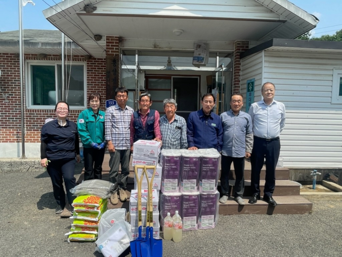이재섭 경북 새의성농협 조합장(앞줄 오른쪽 다섯번째)이 16일 단촌면 구계1리를 찾아 권웅기 이장(앞줄 오른쪽 네번째)과 산불피해 조합원에게 성금과 물품을 전달하고 있다./사진제공=경북 새의성농업협동조합