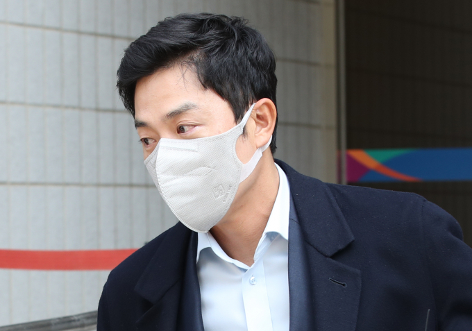 암호화폐를 가상자산 거래소에 상장해 준다는 명목으로 수십억원을 챙긴 혐의로 구속된 프로골퍼 안성현씨가 보석을 받았다. 사진은 안씨가 2023년 4월7일 서울남부지법에서 열린 구속 전 피의자 심문(영장실질심사)를 마친 후 이동하는 모습. /사진=뉴스1 