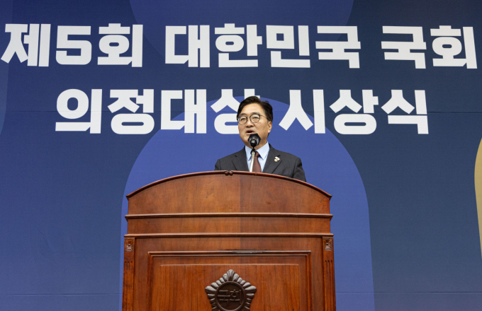 국회가 국민 체감형 입법과 여야 협치 등 '일하는 국회'를 구현하기 위한 의정활동의 성과를 조명했다.  사진은 우원식 국회의장이 11일 오후 서울 여의도 국회에서 열린 제5회 대한민국 국회 의정대상 시상식에서 축사를 하고 있는 모습. /사진=뉴스1