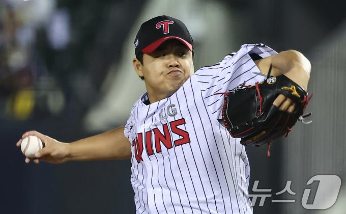 15일 서울 송파구 잠실야구장에서 열린 프로야구 '2025 신한 SOL 뱅크 KBO리그' 삼성 라이온즈와 LG 트윈스의 경기, LG 장현식이 9회초 등판해 역투하고 있다. 2025.4.15/뉴스1 ⓒ News1 김도우 기자