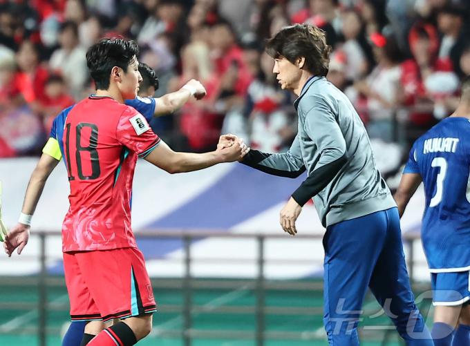 10일 오후 서울 마포구 상암동 서울월드컵경기장에서 열린 2026 국제축구연맹(FIFA) 북중미 월드컵 아시아 3차 예선 B조 10차전 대한민국과 쿠웨이트의 경기, 홍명보 감독이 4대0 승리 후 이강인을 격려하고 있다. 2025.6.10/뉴스1 ⓒ News1 김도우 기자