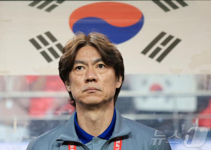 10일 오후 서울 마포구 상암동 서울월드컵경기장에서 열린 2026 국제축구연맹(FIFA) 북중미 월드컵 아시아 3차 예선 B조 10차전 대한민국과 쿠웨이트의 경기, 홍명보 감독이 경기를 지켜보고 있다. 2025.6.10/뉴스1 ⓒ News1 김진환 기자
