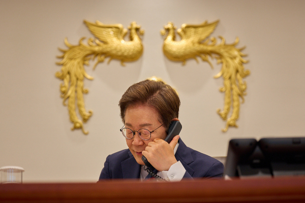 대통령실에서 근무하던 직원이 근무 중 쓰러져 인근 병원으로 이송됐다. 사진은 이재명 대통령이 서울 용산구 대통령실 청사 집무실에서 페트르 피알라 체코 총리와 전화 통화를 하는 모습. /사진=뉴스1