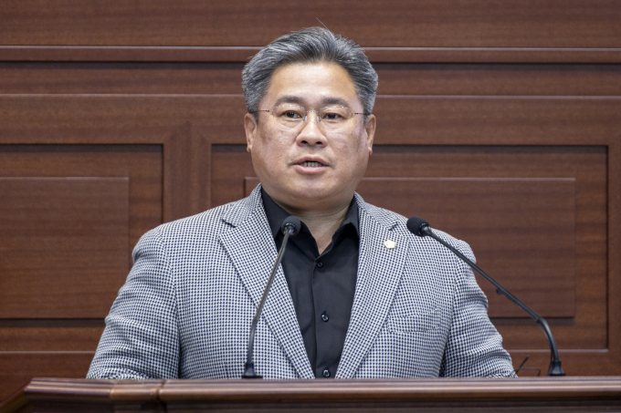 최병근 도의원은 11일 제365회 제1차 정례회 제2차 본회의에서 도정질의를 통해 경북의 지속 가능한 미래를 위한 이민청 유치, 포도연구소 설치, 공공기관 2차 이전, 학교폭력 근절 등 4대 핵심 과제를 제시하며 적극적인 대응을 촉구하고 있다/사진제공=경북도의회