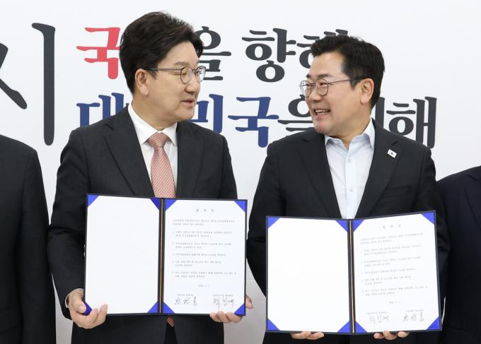 여야 원내지도부가 12일 나란히 퇴임 기자회견을 열고 공식 임기를 마무리한다. 사진은 권성동 국민의힘 원내대표(왼쪽)와 박찬대 더불어민주당 원내대표가 지난 5월1일 오전 서울 여의도 국회에서 추경안 합의문에 서명한 뒤 서로 마주보고 있는 모습. /사진=뉴스1
